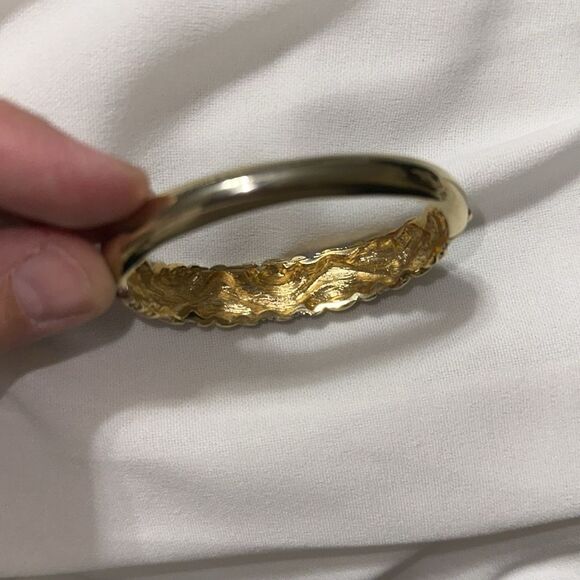 Gold tone jeweled wave detailed bangle bracelet - Picture 4 of 8